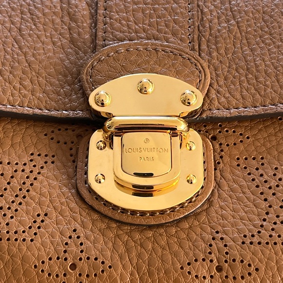 Louis Vuitton Mahina Iris Amelia Wallet - Picture 7 of 16